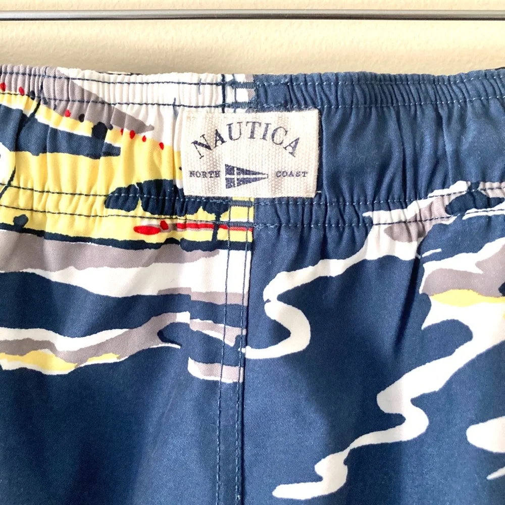 Nautica Men’s sailboat print swim trunks size M
